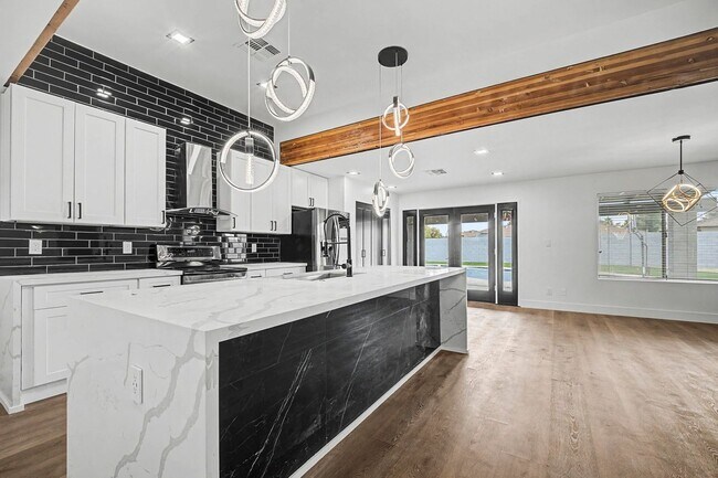 Building Photo - Tempe 5 bedroom 3 bath with pool and HUGE yard