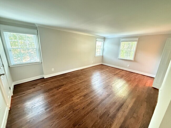 Building Photo - Renovated 4 Bed, 2.5 Bath in Wyngate WITH ...