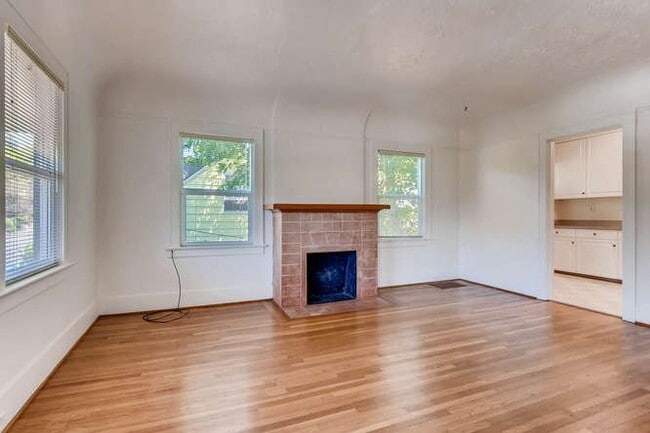 Building Photo - 5134 SE Hawthorne Blvd