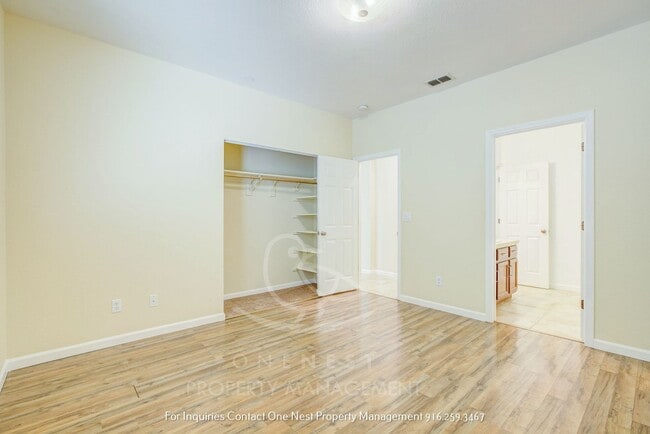 Building Photo - Huge home, Lincoln Crossing - walking dist...