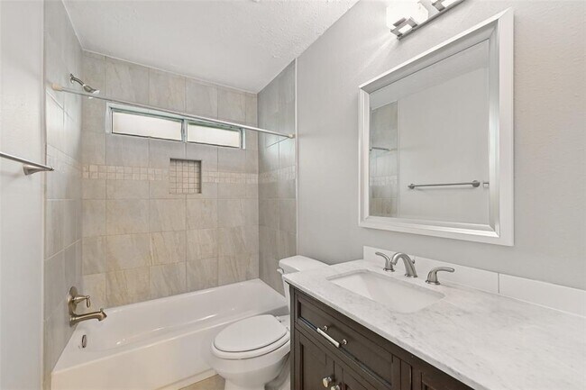 Building Photo - 4511 Ravine Dr