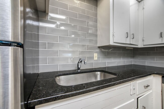 Building Photo - Adorable Midtown Duplex