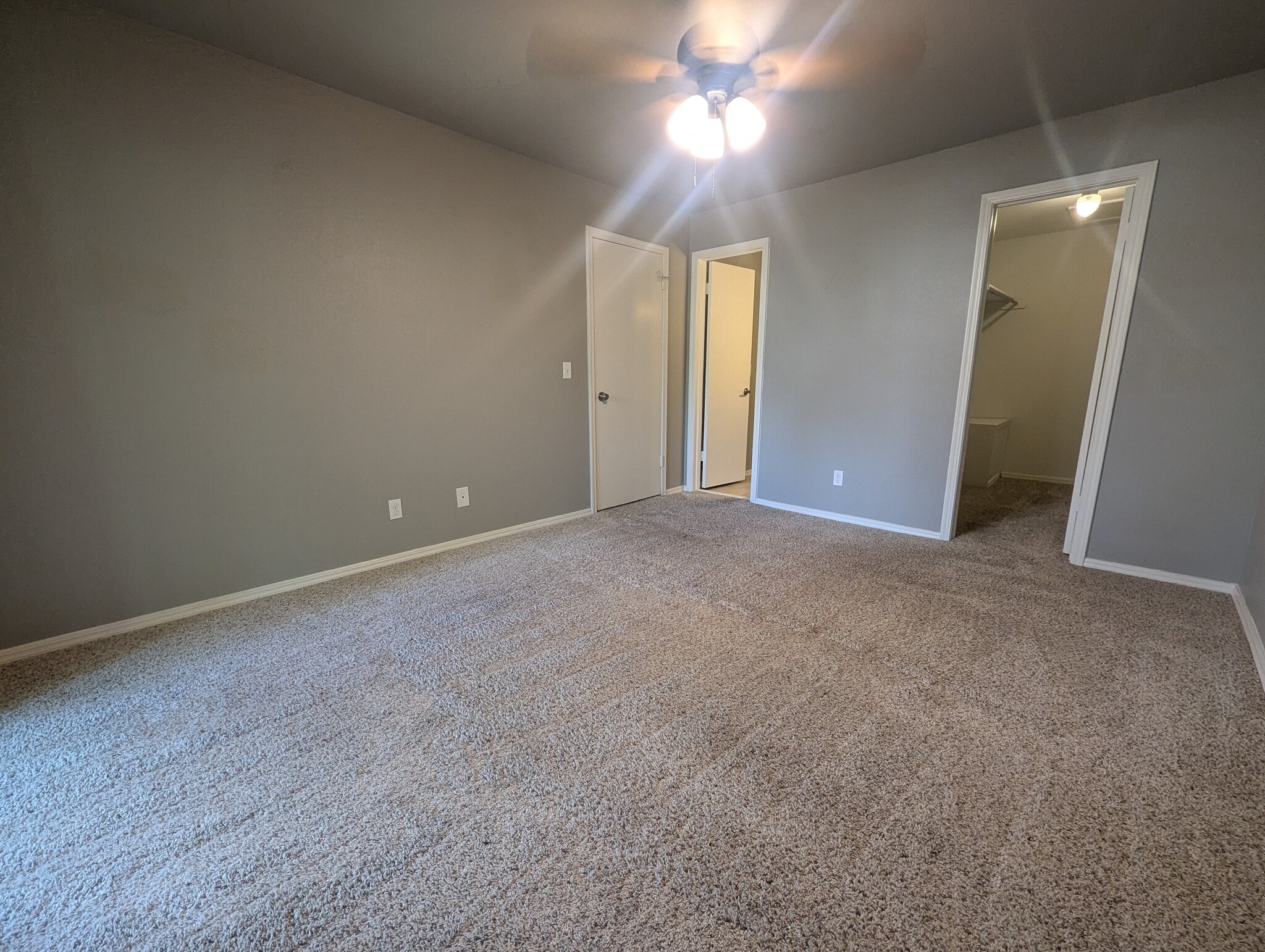 En-suite bedroom (different angle) - 14429 N Pennsylvania Ave