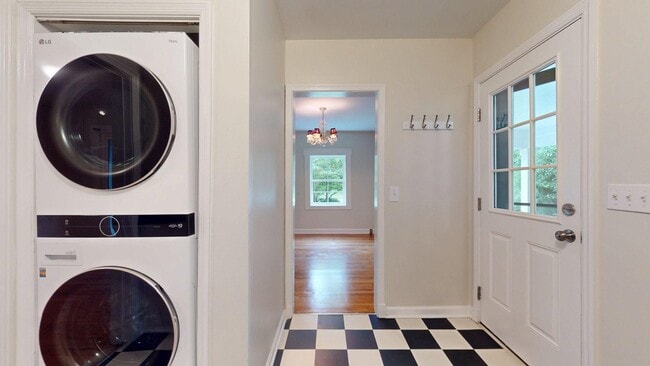 Building Photo - Super Cute Cottage 1 mile from Toomers Corner