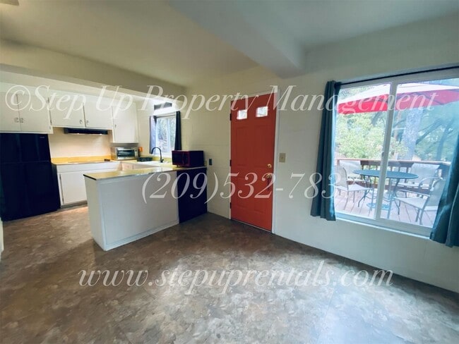 Building Photo - Private and Spacious Studio Near Downtown Sonora