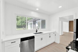 Building Photo - 2BD-1BTH HOME | NEWLY RENOVATED | WEST BLO...