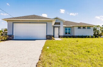 Building Photo - Fenced 3 Bed, 2 Bath in Great Location in NE Cape Coral!
