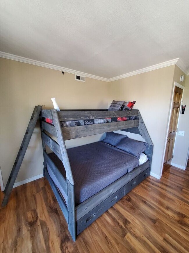Building Photo - 3 bedroom/ 3 bath. Fully furnished ready f...