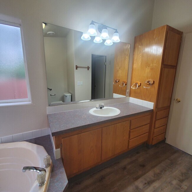 Building Photo - Newly Renovated Pet Friendly 3 Bed / 2 Bat...