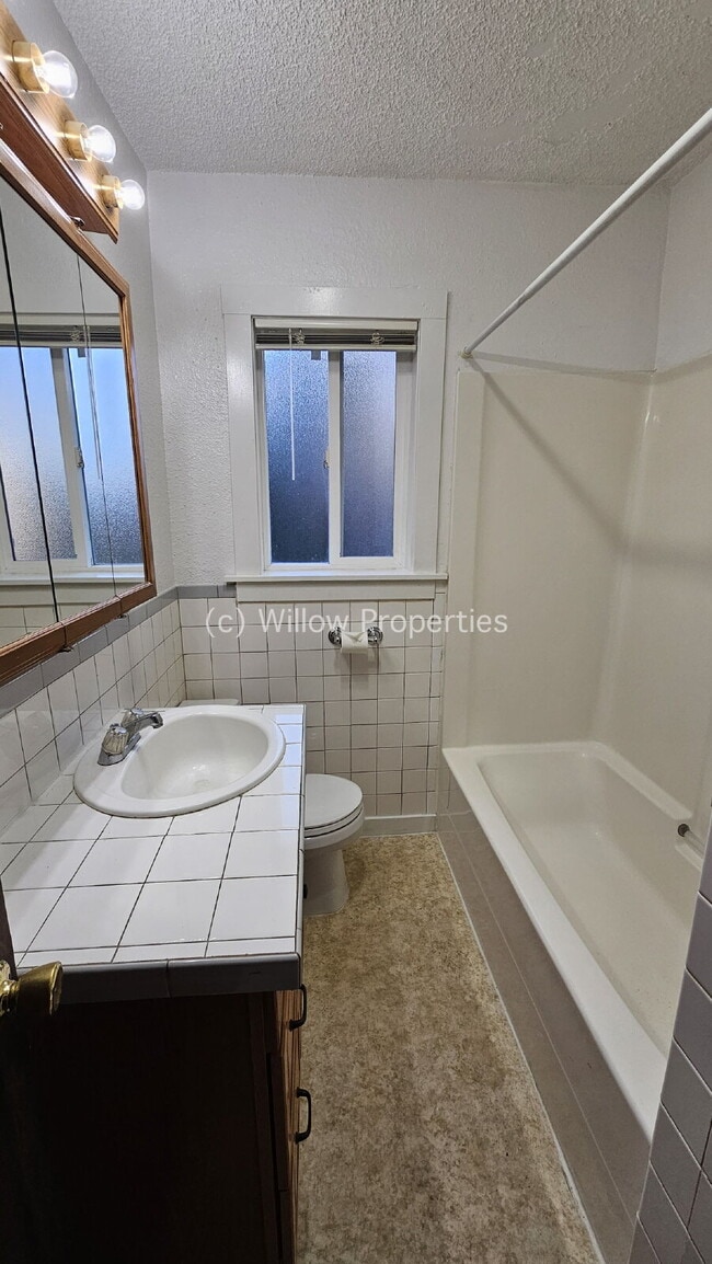 Building Photo - Quaint Two Bedroom in Lakewood