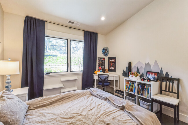 Building Photo - 30 Castlewood Dr