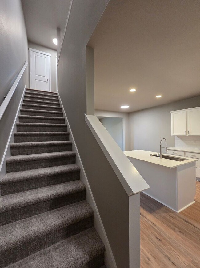Building Photo - Brand New Large 2 bedroom 2.5 Bathrooms in Centralia