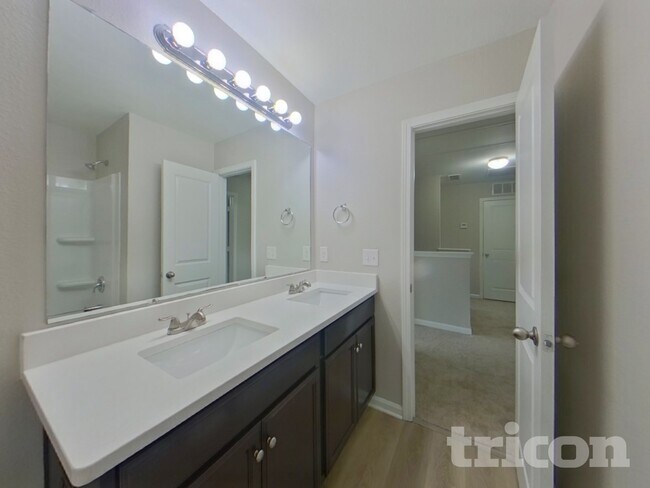 Building Photo - 750 Chariot Way