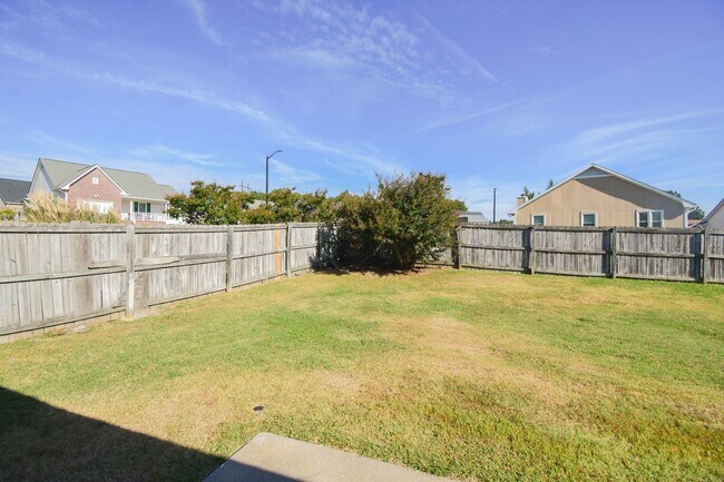 Building Photo - 3 Bedroom 2 Bathroom- Pets Considered