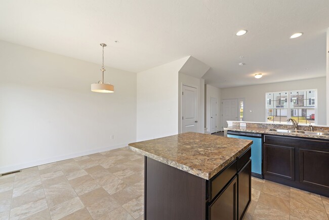 Building Photo - End Unit- 3 Bedroom Townhouse!