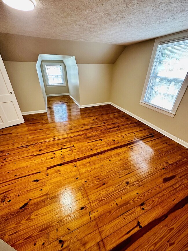 Building Photo - Wonderful 3BR/2.5BA in Hendersonville!