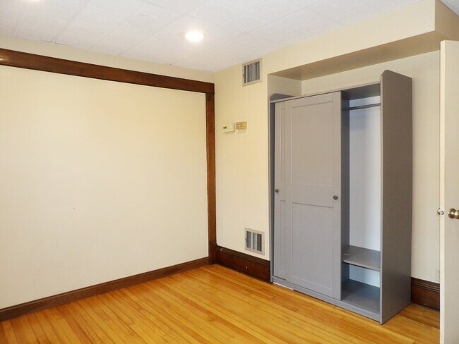 Building Photo - 3 Bedrooms | 2 Bathrooms Near UofM