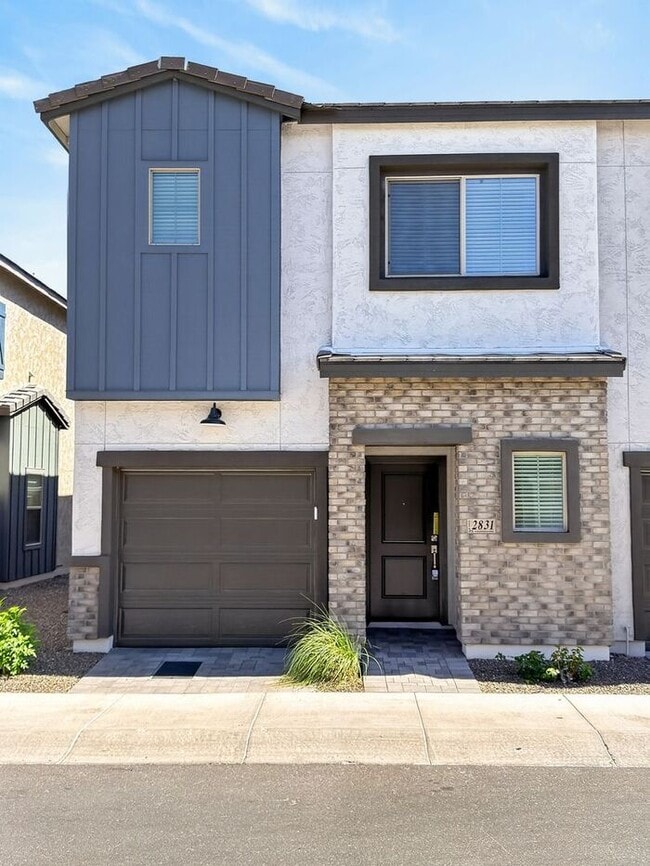 Building Photo - Stunning New 3Beds/2.5Bath Townhome in Phoenix, AZ!