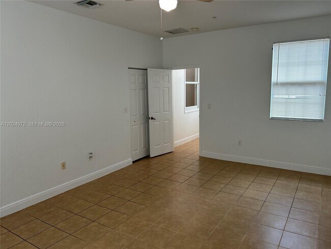 Building Photo - 1424 SW 147th Ave