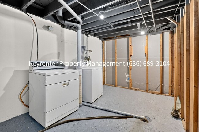 Building Photo - 5855 Pershing Ave