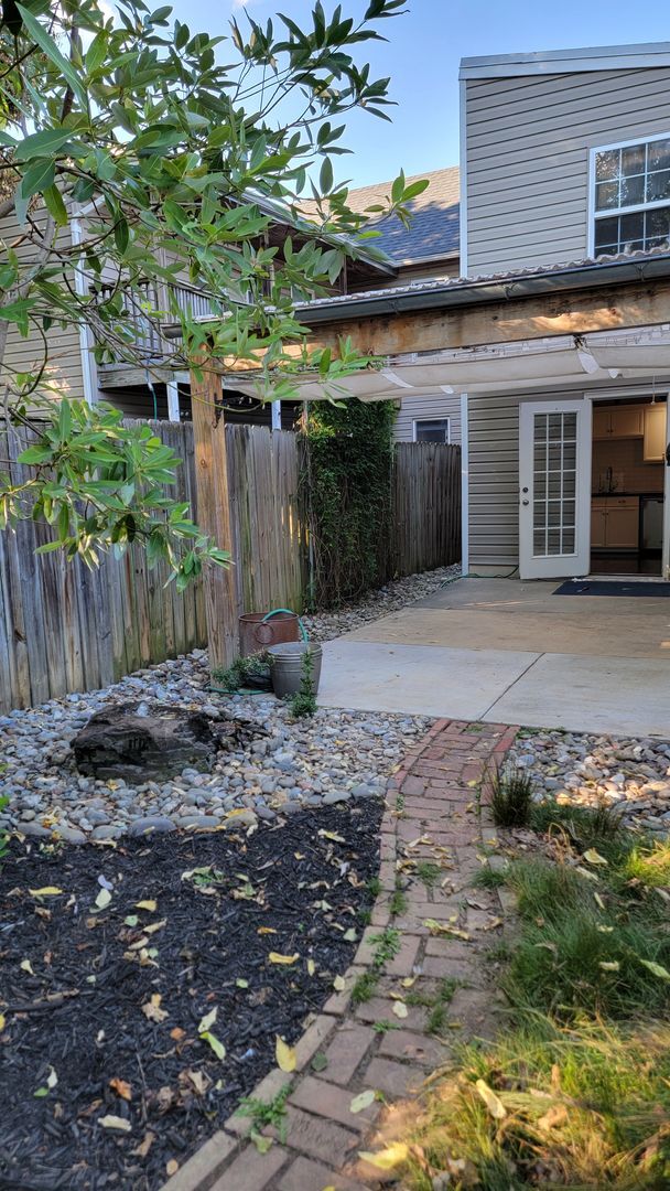 Building Photo - Beautifully Maintained Townhome in Downtow...