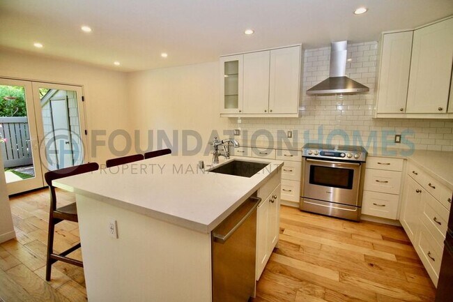 Building Photo - 404 San Marin Dr