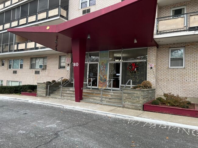 Building Photo - 80 Cartright St