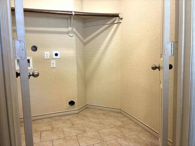 Building Photo - 19063 Painted Blvd