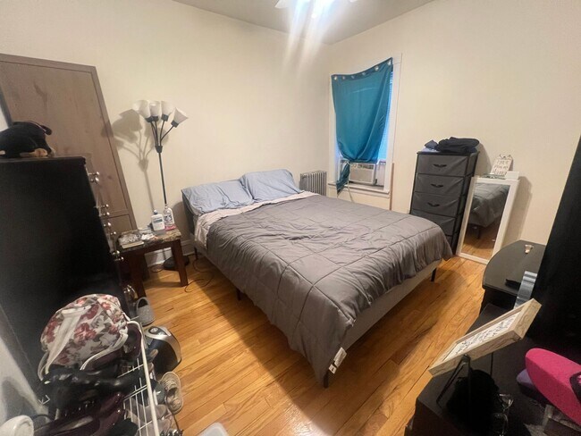 Building Photo - Lovely and Very Large Ravenswood Manor 1 BR