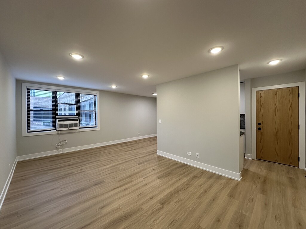 Building Photo - 531 W Aldine Ave