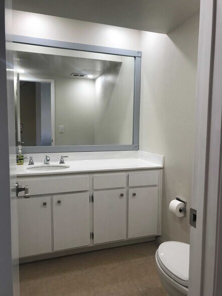 Building Photo - 28035 Ridgebluff Ct