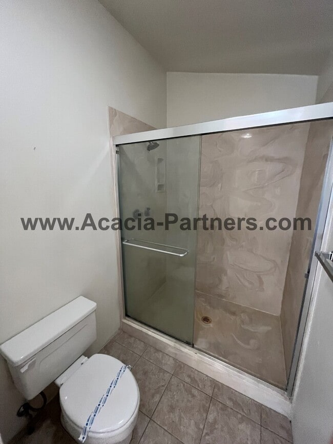 Building Photo - Large Three Bedroom Townhouse
