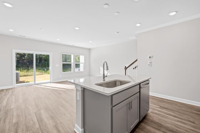 Building Photo - 3BR/2BA Townhouse Available JUNE 5!