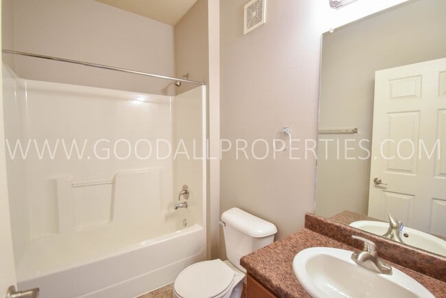 Building Photo - 2 Bedroom 2 Bath Condo w/ Garage on the gr...