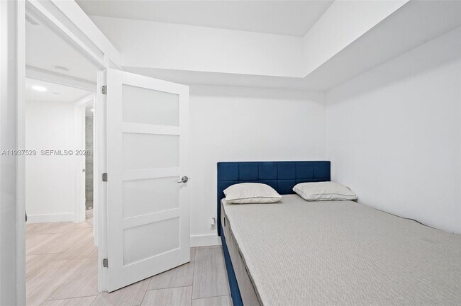 Building Photo - 16485 Collins Ave