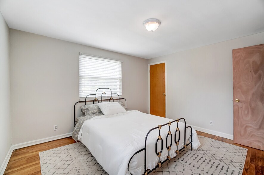 Bedroom 2 (queen bed) - 531 Norway Ave