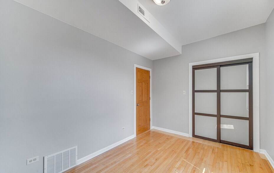 Building Photo - 3615 N Oakley Ave