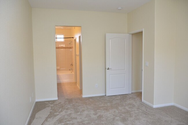 Building Photo - Spacious 3 BD, 3 BA Townhome in Airoso of Carmel Valley!