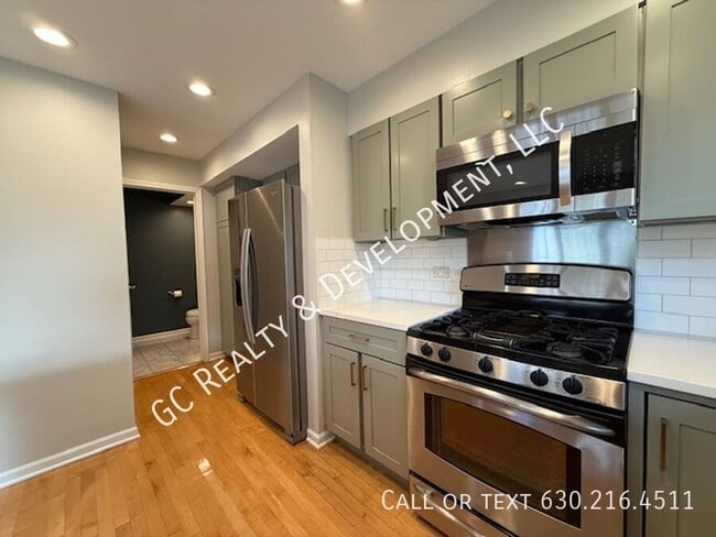 Building Photo - 220 Des Plaines Ave