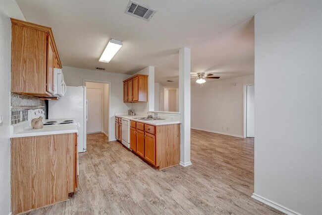 Building Photo - 104 Pinnacle Dr