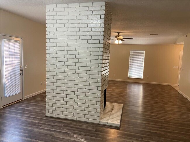 Building Photo - 11219 Willow Field Dr