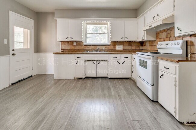 Building Photo - 8712 NE 25th St