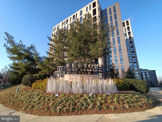 Building Photo - 1891 Crescent Park Dr