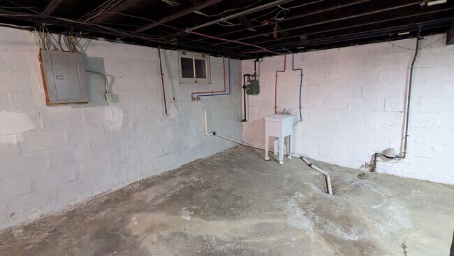 Building Photo - Charming 3 bedroom/1 bath home in the heart of Akron!