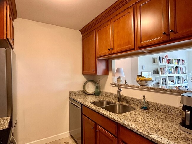 Building Photo - South Portland 2BD/1BA with Balcony at Bre...