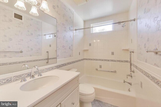 Building Photo - 4001 N Ridgeview Rd