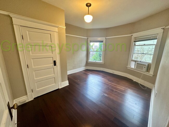 Building Photo - Beautiful Top Floor of Duplex in SW Portland