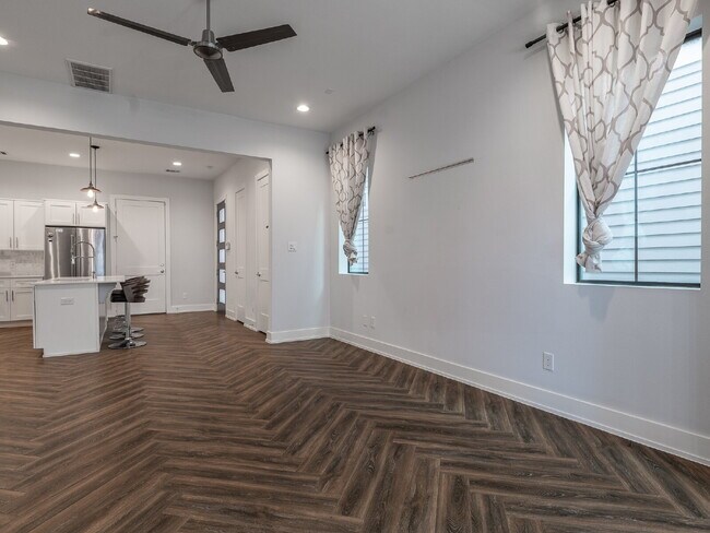 Building Photo - "Charming 4-Bed Houston Haven with Elegance on East 32nd Street!"