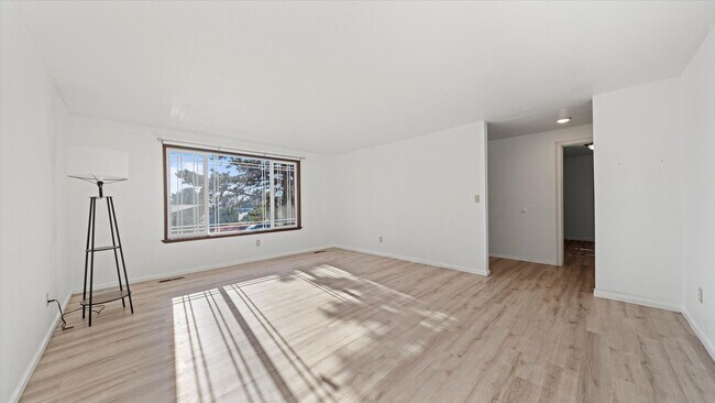 Building Photo - Stunning 4-Bedroom Modern Home in West Richland