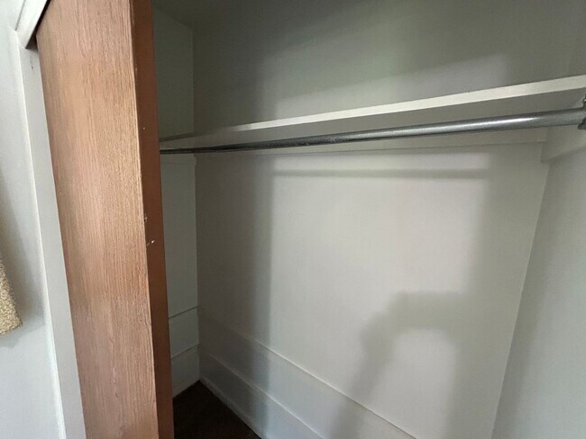 Building Photo - 5 Bed 2 Bath Home with 2 Car Attached Gara...